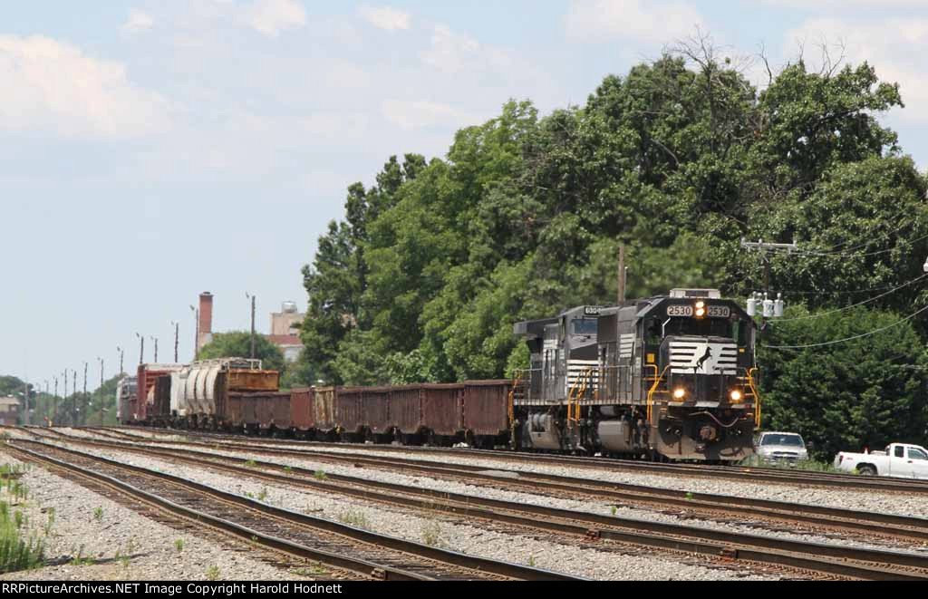 NS 2530 leads a short train 128 northbound